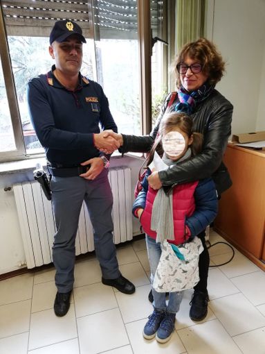 Turista inglese in visita ad Asti ritrova portafogli e documenti grazie alla solerzia del personale della Questura