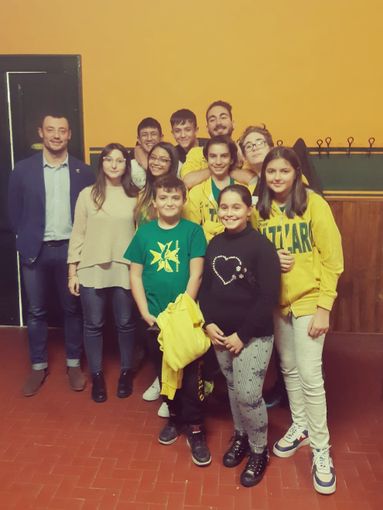 I giovani gialloverdi con il capitano del Palio Michele Gandolfo