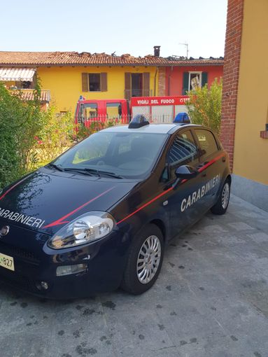 Auto prende fuoco a Buttigliera d'Asti. Tre case coinvolte Auto prende fuoco a Buttigliera d'Asti. Tre case coinvolte