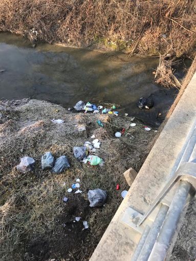 Nonostante il miglioramento dei servizi di raccolta, purtroppo non mancano episodi di inciviltà. Come quelli testimoniati da queste foto di rifiuti abbandonati lungo il Borbore