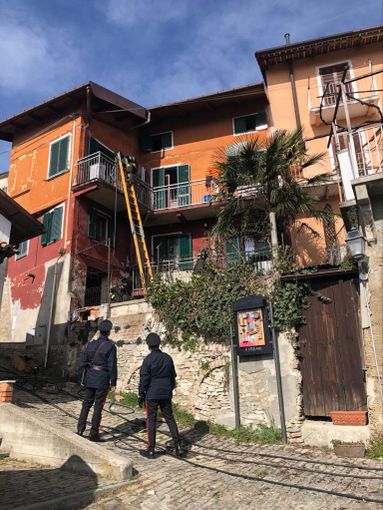 Carabinieri sul luogo dell'esplosione