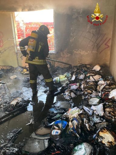 Incendio capannone a Celle Enomondo. Bruciano cumuli di immondizia