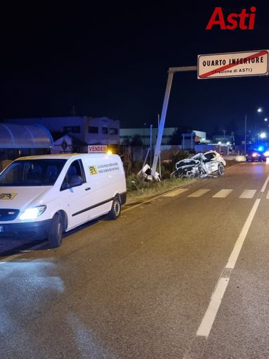 Schianto nella notte a Quarto, un'auto finisce contro un cartellone pubblicitario