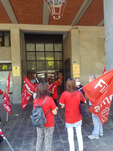 Manifestazione davanti alla Prefettura di Asti della lavoratrici delle mense scolastiche