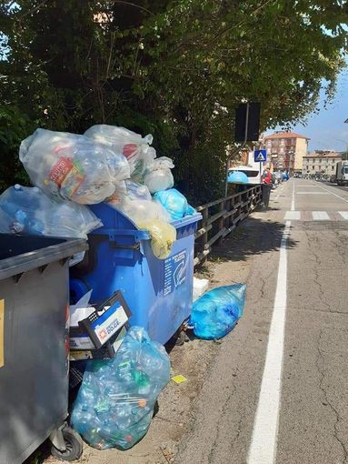 L'abbandono dei rifiuti non va in vacanza. Catasta di plastiche all'ingresso di Costigliole L'abbandono dei rifiuti non va in vacanza. Catasta di plastiche all'ingresso di Costigliole