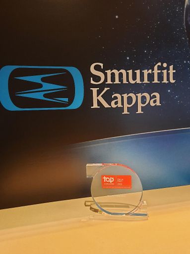 Il riconoscimento ottenuto dall'azienda e, a fine articolo, altre immagini inerenti la sede astigiana