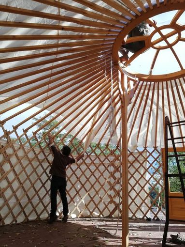 Il maestro al lavoro nella piccola yurta di Serravalle Il maestro al lavoro nella piccola yurta di Serravalle