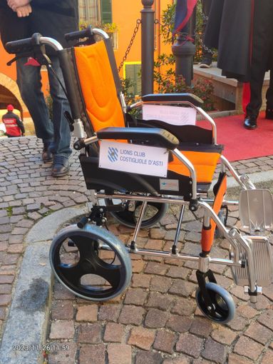 Dal Lions Club di Costigliole donata una sedia a rotelle per l'Associazione nazionale Carabinieri