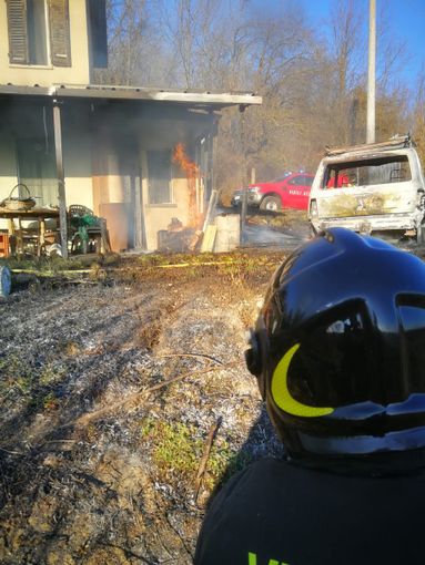 Sessant: sterpaglie in fiamme incendiano un'auto e un casotto contenente bombola di gpl