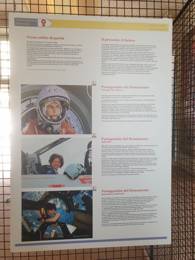 Il pannello "Verso orbite di parità" incentrato sulla Cristoforetti e, a fine articolo, altre immagini relative l'inaugurazione della mostra Il pannello "Verso orbite di parità" incentrato sulla Cristoforetti e, a fine articolo, altre immagini relative l'inaugurazione della mostra
