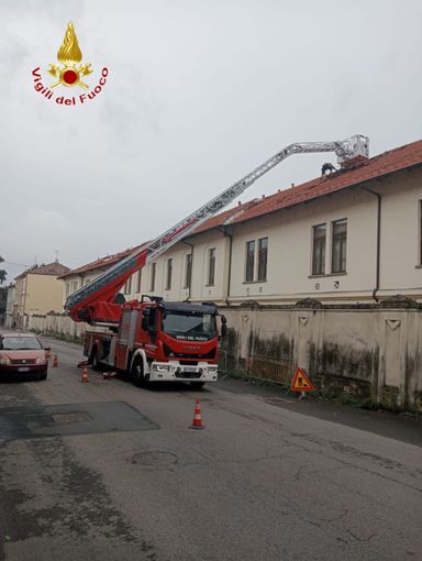 Maltempo, richiamati in servizio 20 vigili del fuoco, al Pronto Soccorso anche alcuni feriti lievi Maltempo, richiamati in servizio 20 vigili del fuoco, al Pronto Soccorso anche alcuni feriti lievi