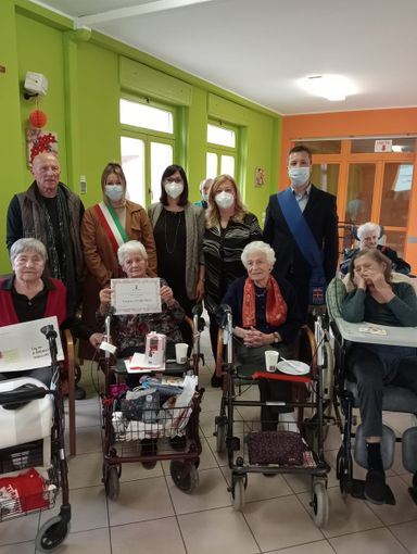 La neo centenaria con i parenti, il consigliere provinciale Davide Migliasso e l’assessore del Comune di Asti Loretta Bologna. La neo centenaria con i parenti, il consigliere provinciale Davide Migliasso e l’assessore del Comune di Asti Loretta Bologna.
