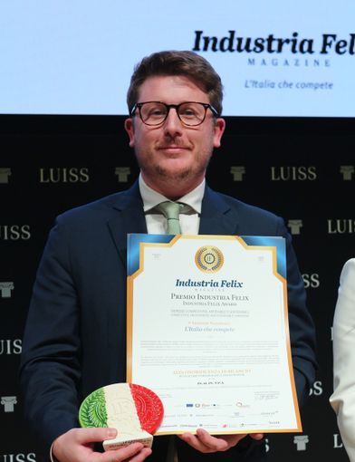 Matteo Torchio con il riconoscimento Industria Felix
