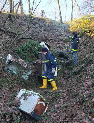 Ripulita da volontari un’ennesima discarica abusiva, questa volta a Montegrosso Cinaglio Ripulita da volontari un’ennesima discarica abusiva, questa volta a Montegrosso Cinaglio