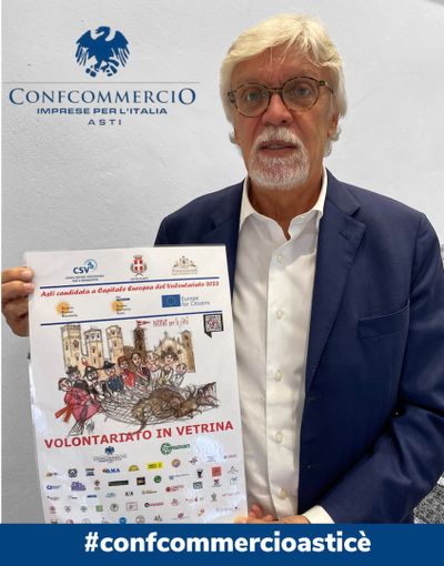 Il direttore di Confcommercio Claudio Bruno con la locandina dell'iniziativa