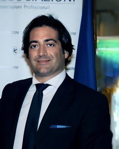 Aria di Natale, le città iniziano a vestirsi di luce e le imprese a fatturare Aria di Natale, le città iniziano a vestirsi di luce e le imprese a fatturare