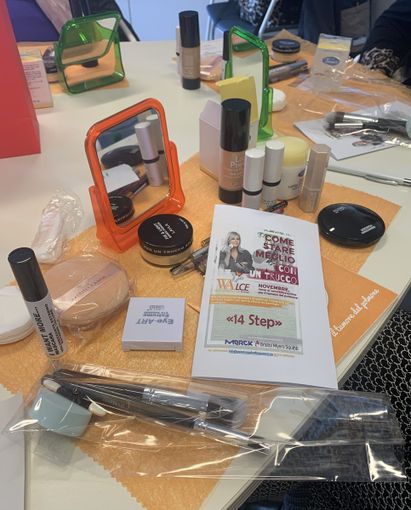 Lunedì si sono svolte al Massaia le lezioni di trucco per pazienti oncologici: un' iniziativa di WALCE Onlus Lunedì si sono svolte al Massaia le lezioni di trucco per pazienti oncologici: un' iniziativa di WALCE Onlus