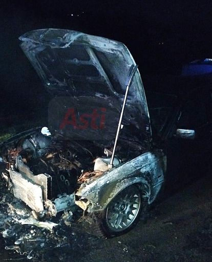 L'auto incendiata a Sessant L'auto incendiata a Sessant