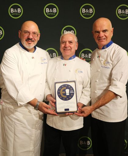 Alba: lo chef piemontese Walter Ferretto premiato da Enrico Derflingher, presidente Euro-Toques Alba: lo chef piemontese Walter Ferretto premiato da Enrico Derflingher, presidente Euro-Toques