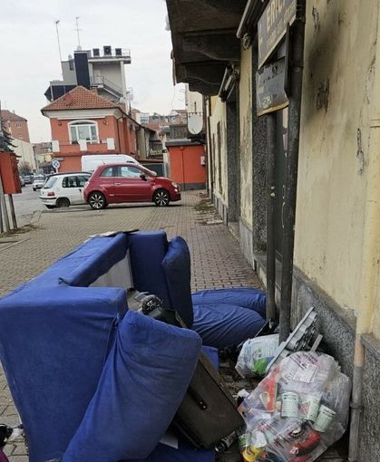 Il divano abbandonato in corso Alessandria