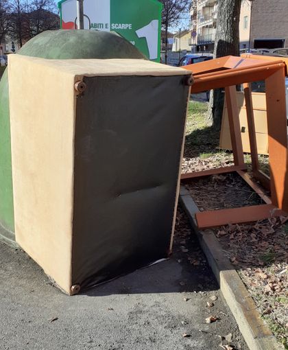Asti: in via Torchio da giorni degrado per arredamento abbandonato sulla strada