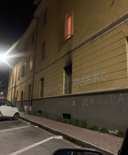 La scritta su un muro in via Dogliotti La scritta su un muro in via Dogliotti