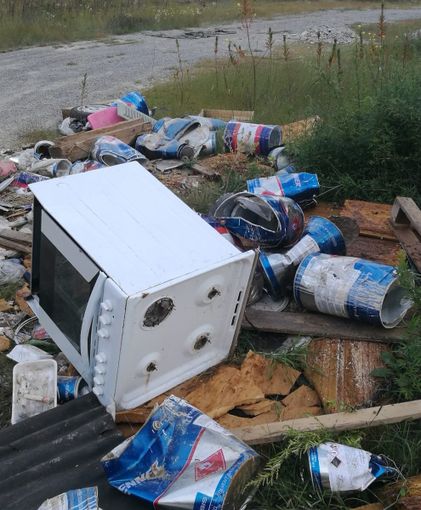 Cavi elettrici, vecchi mobili, bidoni di solventi: discarica a cielo aperto agli Stagni di Belangero [Fotogallery]