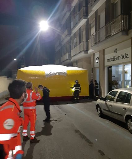 Nottata movimentata in via Testa per il salvataggio di un aspirante suicida Nottata movimentata in via Testa per il salvataggio di un aspirante suicida