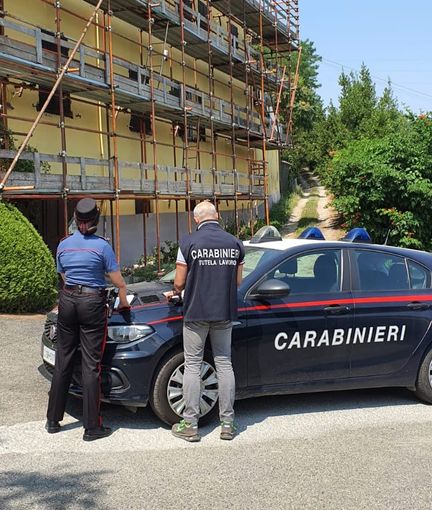 Sicurezza nei cantieri: carabinieri trovano cavo alta tensione su ponteggio. Tre denunciati
