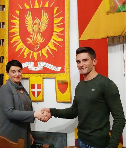 Stretta di mano tra la rettrice del Rione oro-rosso e Federico Arri Stretta di mano tra la rettrice del Rione oro-rosso e Federico Arri