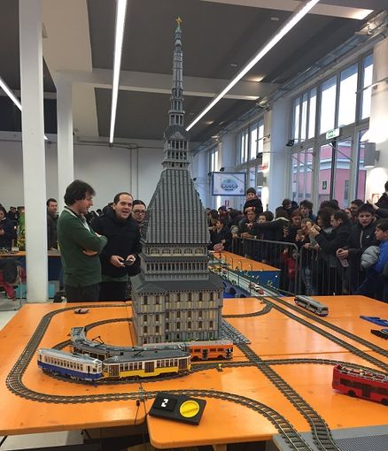 La Mole Antonelliana riprodotta con i mattoncini La Mole Antonelliana riprodotta con i mattoncini