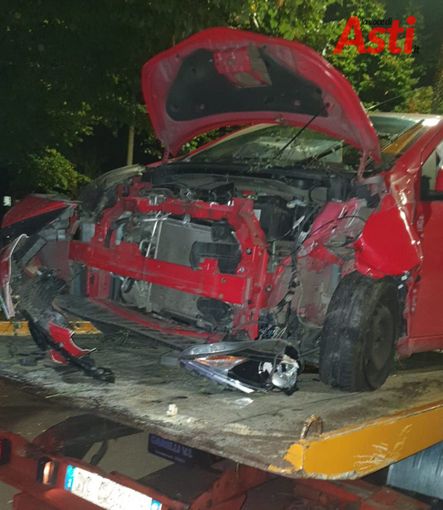 Asti: perde il controllo dell'auto e abbatte un palo della luce. Via dell'Arazzeria al buio per ore