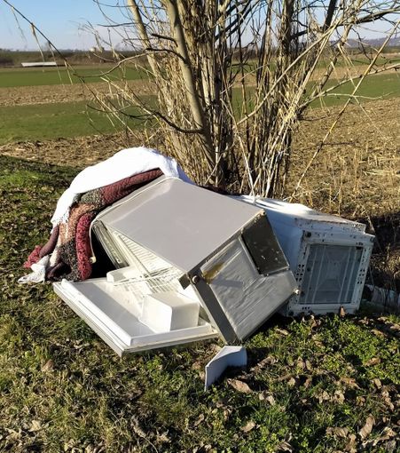 Elettrodomestici abbandonati Elettrodomestici abbandonati