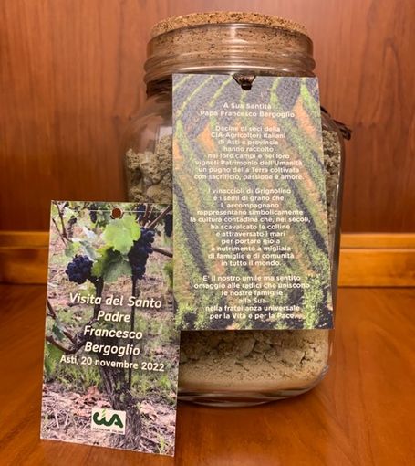 Terra del Monferrato e semi di grano a Papa Francesco dagli agricoltori astigiani Terra del Monferrato e semi di grano a Papa Francesco dagli agricoltori astigiani