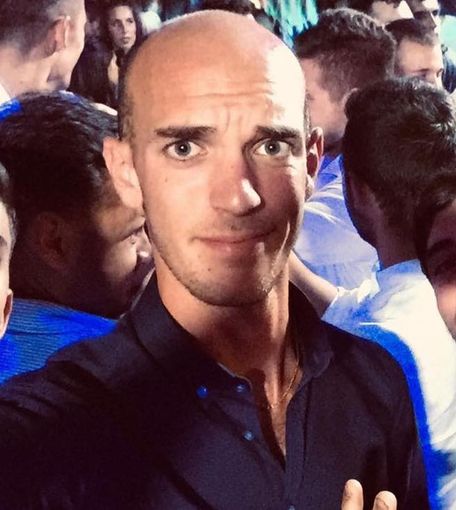 Un tragico frontale ha spento il sorriso del giovane Riccardo. Gli amici: "Un fiore strappato troppo presto alla vita" Un tragico frontale ha spento il sorriso del giovane Riccardo. Gli amici: "Un fiore strappato troppo presto alla vita"