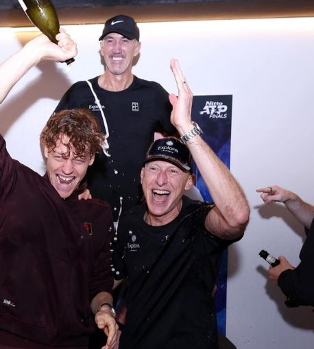 Il brindisi di SInner (Ph. Super Tennis)