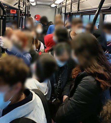Due immagini (la seconda a fine articolo) di un autobus stipato di passeggeri (i volti sono stati sfocati per tutelarne la privacy)