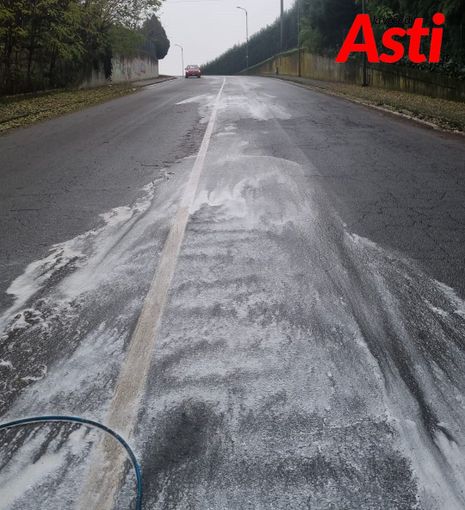 L'olio finito sulla carreggiata in via Spandre L'olio finito sulla carreggiata in via Spandre