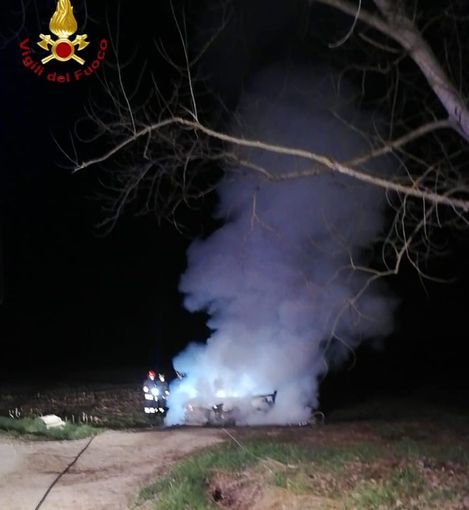 Celle Enomondo: a fuoco un'auto in strada Merlazza