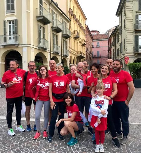 Asti corre con la Virtual Run. Questa mattina alle 5.30 tantissime persone con la loro maglietta rossa hanno invaso la città Asti corre con la Virtual Run. Questa mattina alle 5.30 tantissime persone con la loro maglietta rossa hanno invaso la città