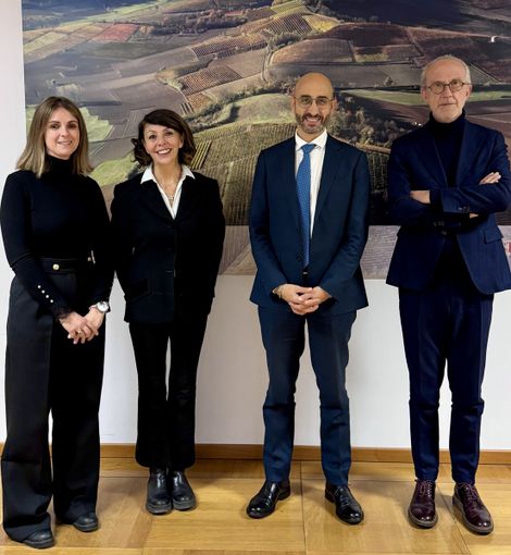 In foto il direttore generale Giovanni Gorgoni con i rappresentanti della Fondazione Astigiana per la Salute del Territorio: Luisa Amalberto, Federica Quinto, Vincenzo Sorisio