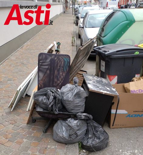Storie di ordinaria inciviltà: discarica a cielo aperto in corso Alessandria