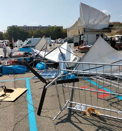 Asti: un improvviso evento atmosferico ha devastato alcuni banchi del mercato
