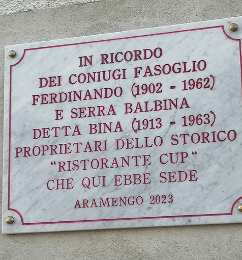 La targa in ricordo dei gestori dello storico ristorante