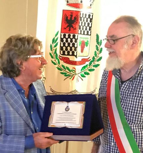 È ufficiale: il cantautore Piero Montanaro è cittadino onorario di Coazzolo