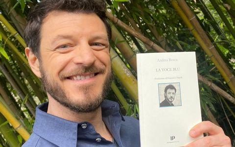 Bosca ritratto con il suo libro di poesie