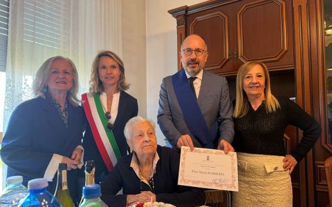 La neo centenaria con la famiglia, il presidente Rasero e la vicesindaca Morra