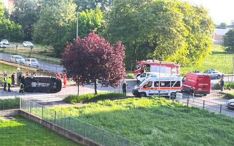 Asti, incidente in via Scotti: dopo scontro auto si ribalta. Intervengono soccorsi, polizia, vigili del fuoco [VIDEO]