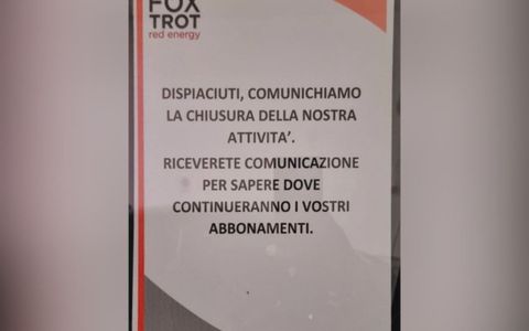 Il cartello affisso sulla porta d'ingresso della palestra