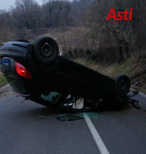 Montiglio Monferrato: auto si ribalta autonomamente in via della Repubblica